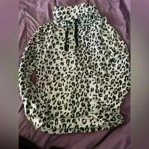Derek Heart pullover with a larger  fold down neck leopard print size medium